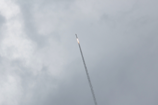 Een vanuit de Gazastrook afgevuurde raket scheert door het luchtruim.