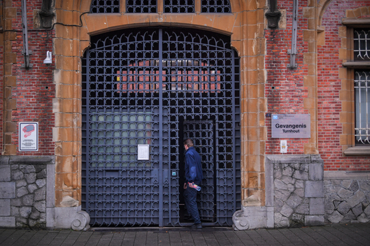 Een bezoeker gaat de gevangenis van Turnhout binnen langs de zware toegangspoort.