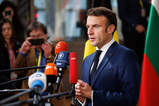 Frans president Emmanuel Macron met voor zich een resem microfoons van verschillende media.
