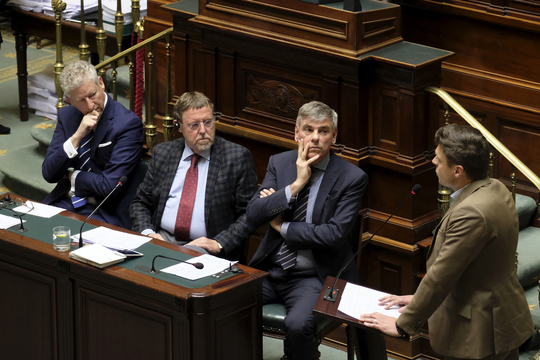 Filip Dewinter en Koen Metsu (rechts) tijdens een debat in de Kamer in 2019.