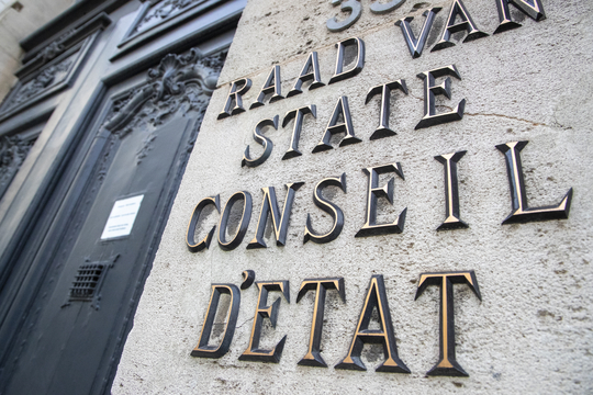 Raad van State - Conseil d'Etat in gulden letters aan de toegangsdeur van de rechtbank