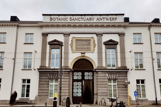 De gevel van het luxehotel Botanic Sanctuary Antwerp op de Elzenveldsite.