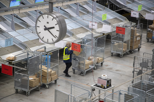 Een arbeider aan het werk in sorteercentrum Antwerpen X van bpost.