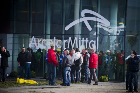 Het Luikse ArcelorMittal schrapt op 13 oktober vorig jaar 600 banen. Anonymous hackt prompt de website. (Foto Eric Herchaft - Reporter)Reporters