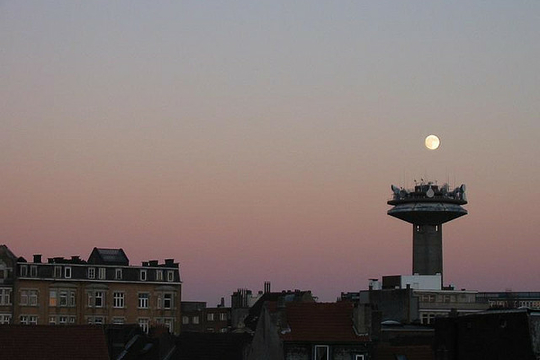 Volle maan boven de uitzendtoren aan de Reyerslaan.(Foto: fabonthemoon)