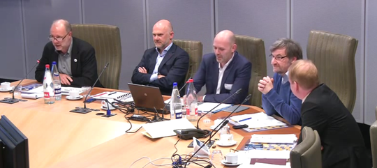 Hoorzitting VRT in het Vlaams Parlement, met links Gie Goris, voorzitter van Media21. Figuurlijk weggeknipt uit de verslaggeving erover in de kranten.