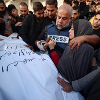 Al Jazeera-reporter Wael Dahdouh bij de begrafenis van zijn zoon Hamza Dahdouh die omkwam bij een Israëlische raketaanval terwijl hij aan het werk was als cameraman.