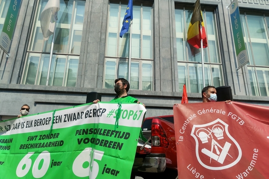 Actievoerders van ABVV en ACV bij het hoofdkwartier van het Verbond van Belgische Ondernemingen in Brussel 