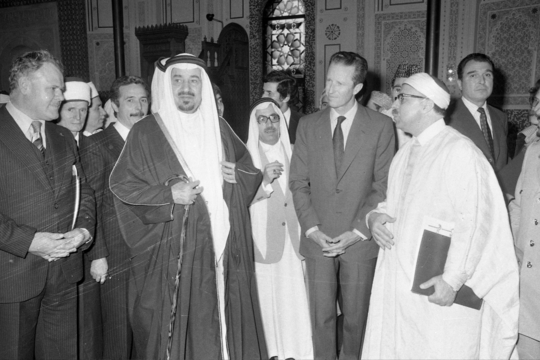 Khalid bin Abdulaziz of Saudi Arabia (CL) and King Baudouin - Boudewijn of Belgium (CR) attend the opening of the The Great Mosque of Brusse