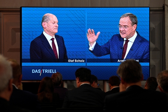 Olaf Scholz en Armin Laschet nemen het tegen elkaar op een televisiedebat.