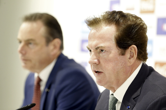 Bart De Wever en Paul GHeysens op een persconferentie van voetbalclub Royal Antwerp FC
