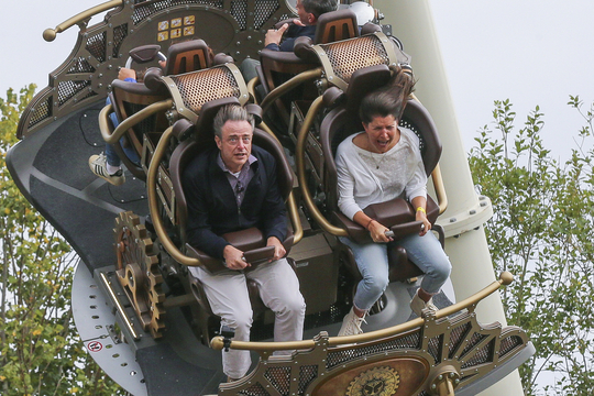 Bart De Wever en Valerie van Peel in de Ride to Happiness by Tomorrowland rollercoaster tijdens de N-VA familiedag