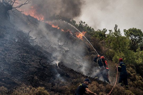 De brandweer probeert op het Griekse eiland Rhodos een bosbrand te blussen.