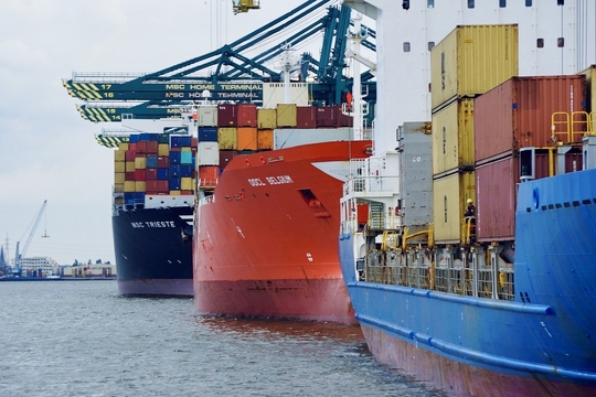 Containerschepen in de terminal van de Antwerpse haven.