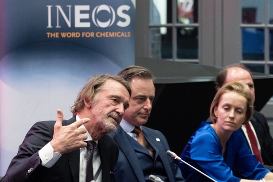 Ineos-topman Jim Ratcliffe, Antwerps burgemeester Bart De Wever (N-VA) en Antwerps havenschepen Annick De Ridder (N-VA) bij de voorstelling van Project One begin 2019.