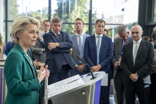 Europese Commissievoorzitter Ursula von der Leyen speecht tijdens een bezoek aan Imec, met op de achtergrond onder meer Vlaams minister-president Jan Jambon (N-VA) en premier Alexander De Croo (Open Vld).