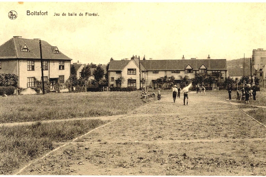 In Le Floréal ontstaan in de loop der jaren steeds meer lokale sportclubs in verschillende disciplines: kaatsbal, voetbal, tennis en basketbal.