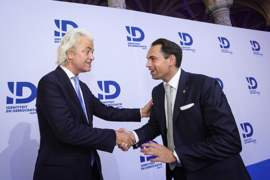 Geert Wilders (PVV) en Tom Van Grieken (Vlaams Belang) schudden elkaar de hand tijdens een bijeenkomst van de Europese fractie Identiteit en Democratie in juni 2022.