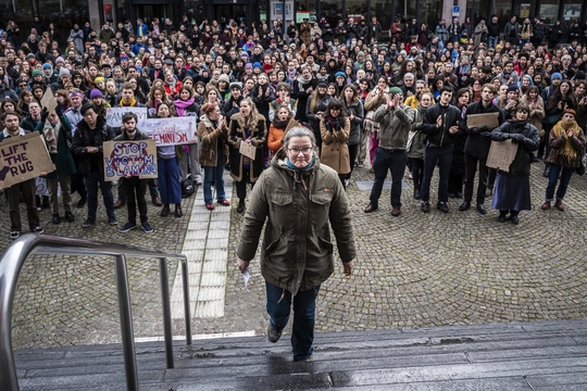Demonstratie, mede in het kader van Internationale Vrouwendag, bij het Academiegebouw tegen het ontslag van Susanne Täuber door de Rijksuniversiteit Groningen.