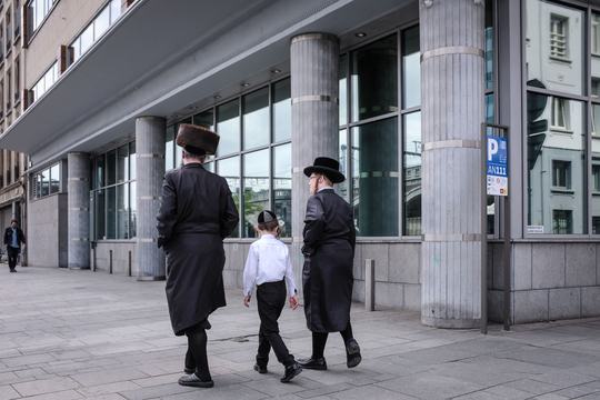 Een joods-orthodoxe familie op straat in Antwerpen.