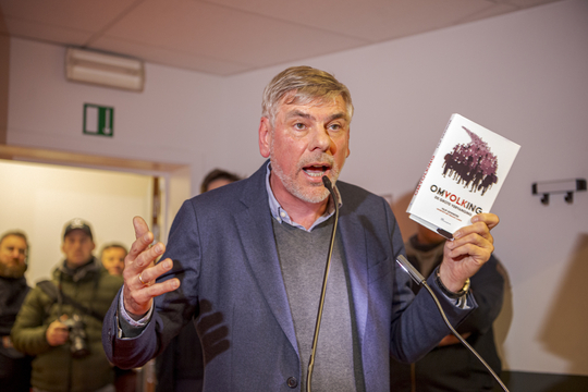 Filip Dewinter stelt zijn omstreden boek 'Omvolking' voor aan de UGent in januari 2021. In de achtergrond klinkt protest.