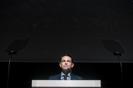 Vlaams Belang-voorzitter Tom Van Grieken speecht op een partijcongres. 