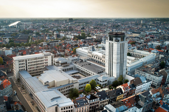 Luchtbeeld van de Boekentoren en de campus Blandijn in Gent.