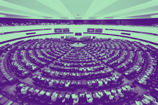 Bovenaanzicht van het halfrond van het Europees Parlement in Straatsburg. De foto is bewerkt met een lichtgroene filter.