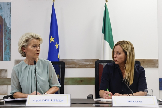 Europees Commissievoorzitter Ursula von der Leyen en Italiaans premier Giorgia Meloni tijdens een bezoek aan het eiland Lampedusa.