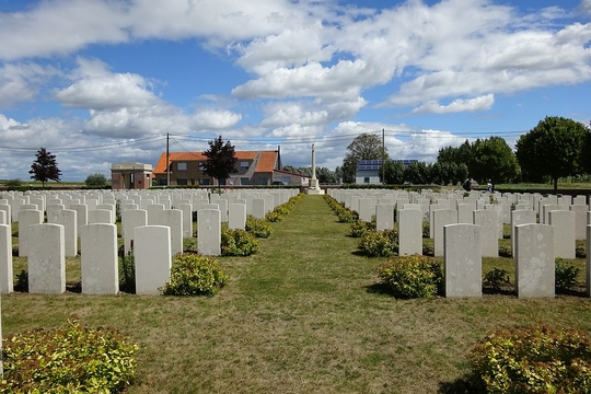1280px-Artillery_Wood_Cemetery_Boezinge_Ieper_Ypres_20-1