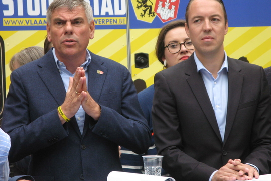 Filip Dewinter en Sam Van Rooy bij de voorstelling van de kandidaten van het Vlaams Belang voor de gemeenteraadsverkiezingen in 2018 (foto © AFF).