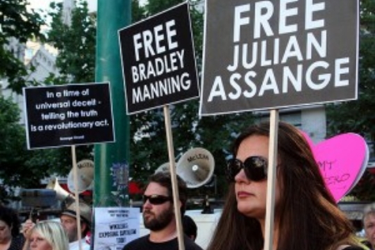 Betogers in Melbourne, Australië, vragen de vrijlating van Bradley Manning en Julian Assange (Foto Takver)