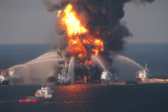 Het olieboorplatform Deepwater Horizon in lichterlaaie op 21 april 2010 (Foto U.S. Coast Guard)
