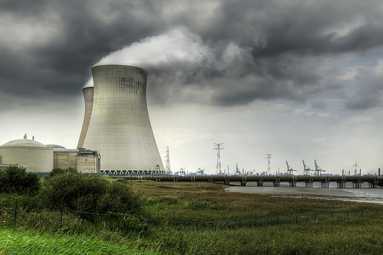 De koeltorens van de kerncentrale van Doel. Onduidelijkheid heerst over de nucleare winsten. (Foto Kris Taeleman)