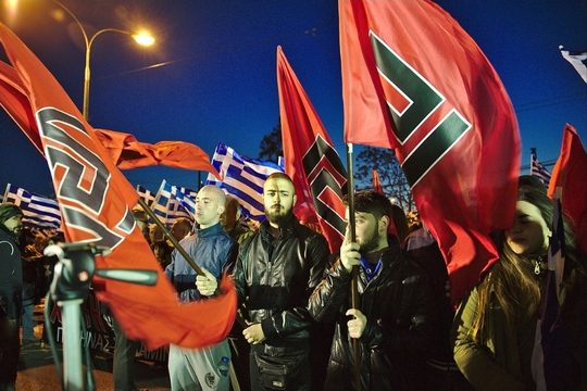 Gouden Dageraad-aanhangers tijdens een betoging in A thene in 2015 (foto © Wikimedia CommonsDTRocks).