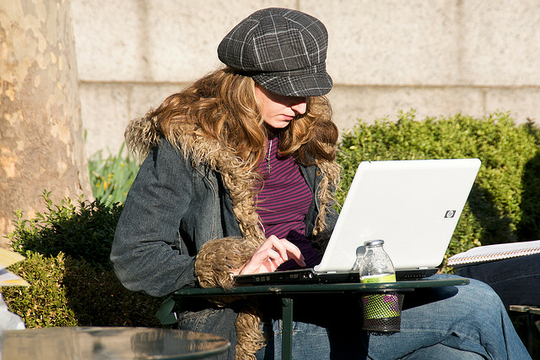 Een studente met een laptop. Spanje zet de rem op de digitale revolutie. (Foto Ed Yourdon)