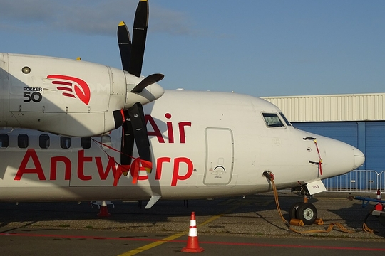 1280px-Antwerp_Fokker_F50_Air_Antwerp_OO-VLS_02