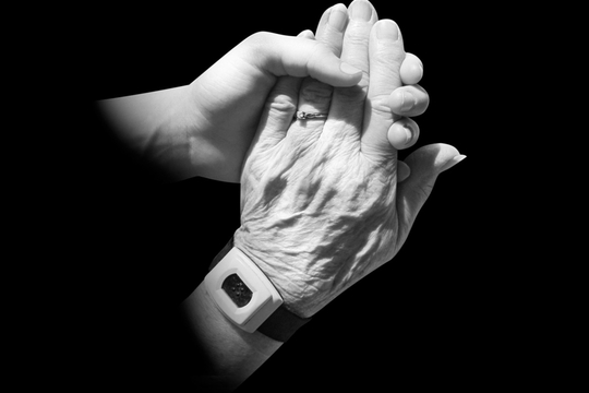 hands_old_young_holding_caring_friends_family_wrinkled-1005264.jpg!d