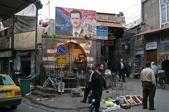 Bashar al-Assad, wiens portretten de laatste twaalf jaar de straten en huiskamers sierden, is niet almachtig, en hij weet het (Foto Oliver Laumann)