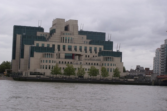 Het gebouw van MI6, De Britse buitenlandse inlichtingendienst die als eerste het archief van de grootste KGB-overloper aller tijden naar waarde wist te schatten (Foto Ell Brown)