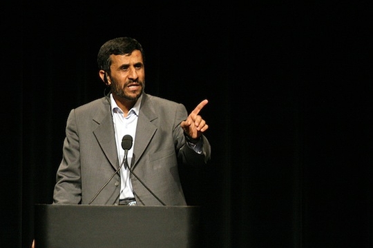De Iraanse president Ahmedinejad… maar hoe spreek je zijn naam correct uit? (foto: Daniella Zalcman)