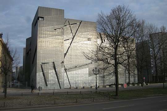 Het Joods museum van architect Daniel Libeskind in Berlijn: combinatie van kunst en techniek (Foto Goodnight London)