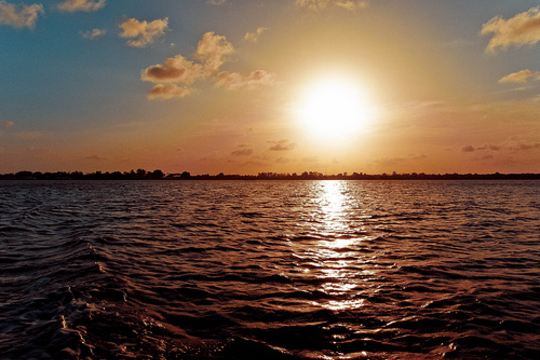 Zonsondergang in Suriname (Foto Luc V. de Zeeuw)