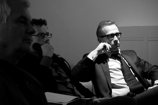 Piet Bakker, Dave Sinardet en Ivan De Vadder luisteren aandachtig naar een vraag uit het publiek. (Foto Julia M. Free)