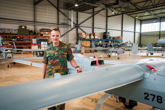 Un militaire du 80 UAV Squadron de la Défense à côté d'un drone belge (Photo: Benoît Theunissen, 2012)