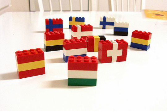 Des légos aux couleurs de drapeaux. (Photo: Cemre/ Septembre 2004/ Flickr-CC)