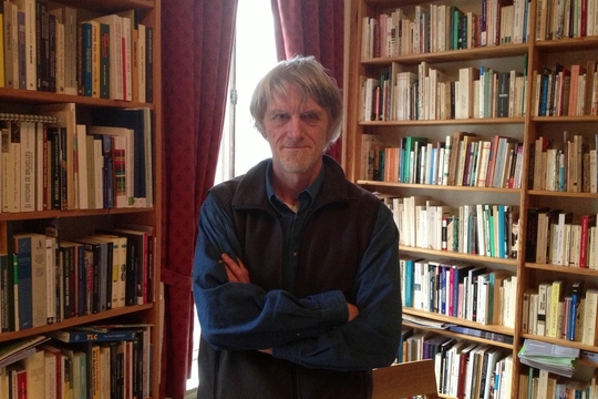 Philippe Van Parijs dans sa bibliothèque, Bruxelles. (Photo: Pierre Jassogne, février 2013)