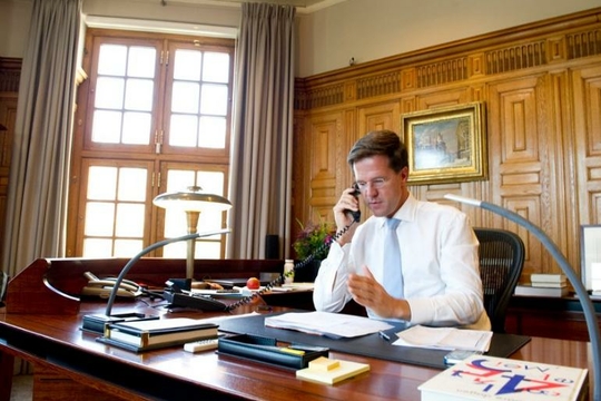 Minister-president Mark Rutte aan de telefoon. (Foto Facebookpagina minister-president)