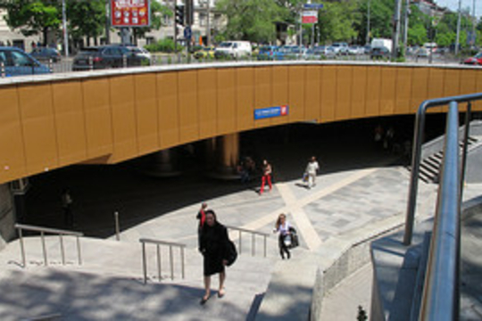 Een metro-ingang in Sofia (Foto: tnarik)