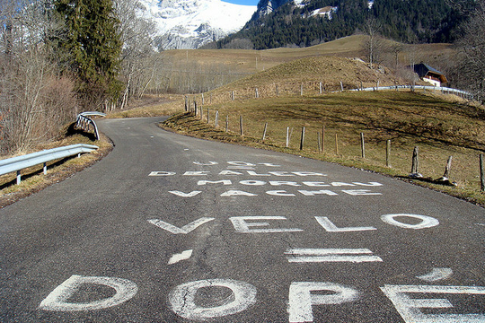 Des écritures sur la route du col de la Forclaz, Suisse (Photo: will_cyclist/ Janvier 2008/ Flickr-CC)